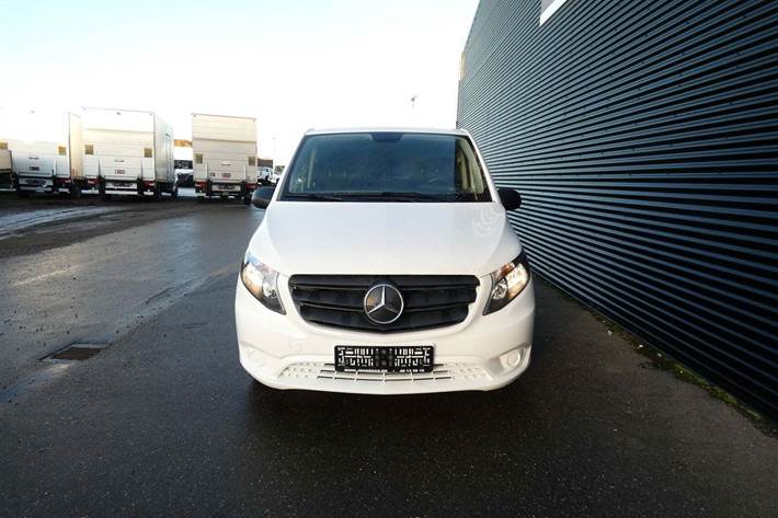 Hvid Mercedes Vito 114 fra 2023