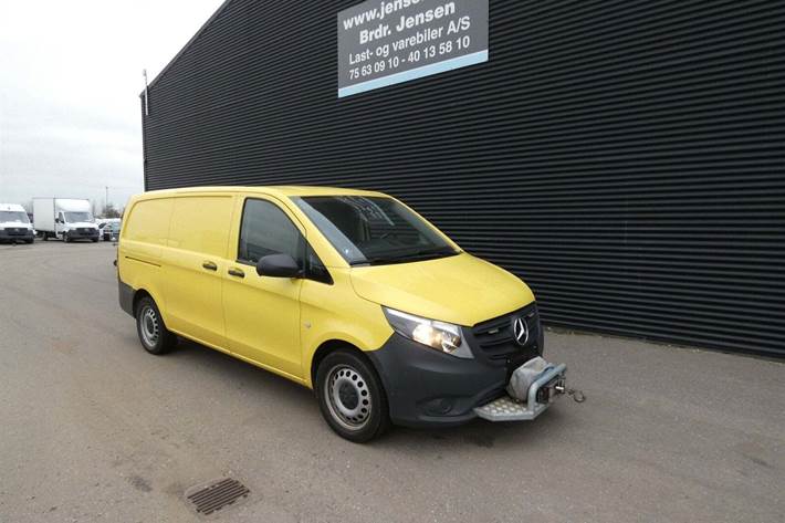 Gul Mercedes Vito 114 fra 2023