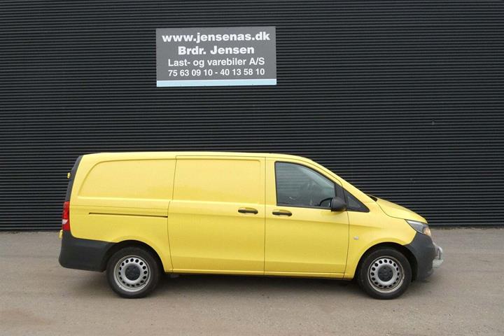 Gul Mercedes Vito 114 fra 2023