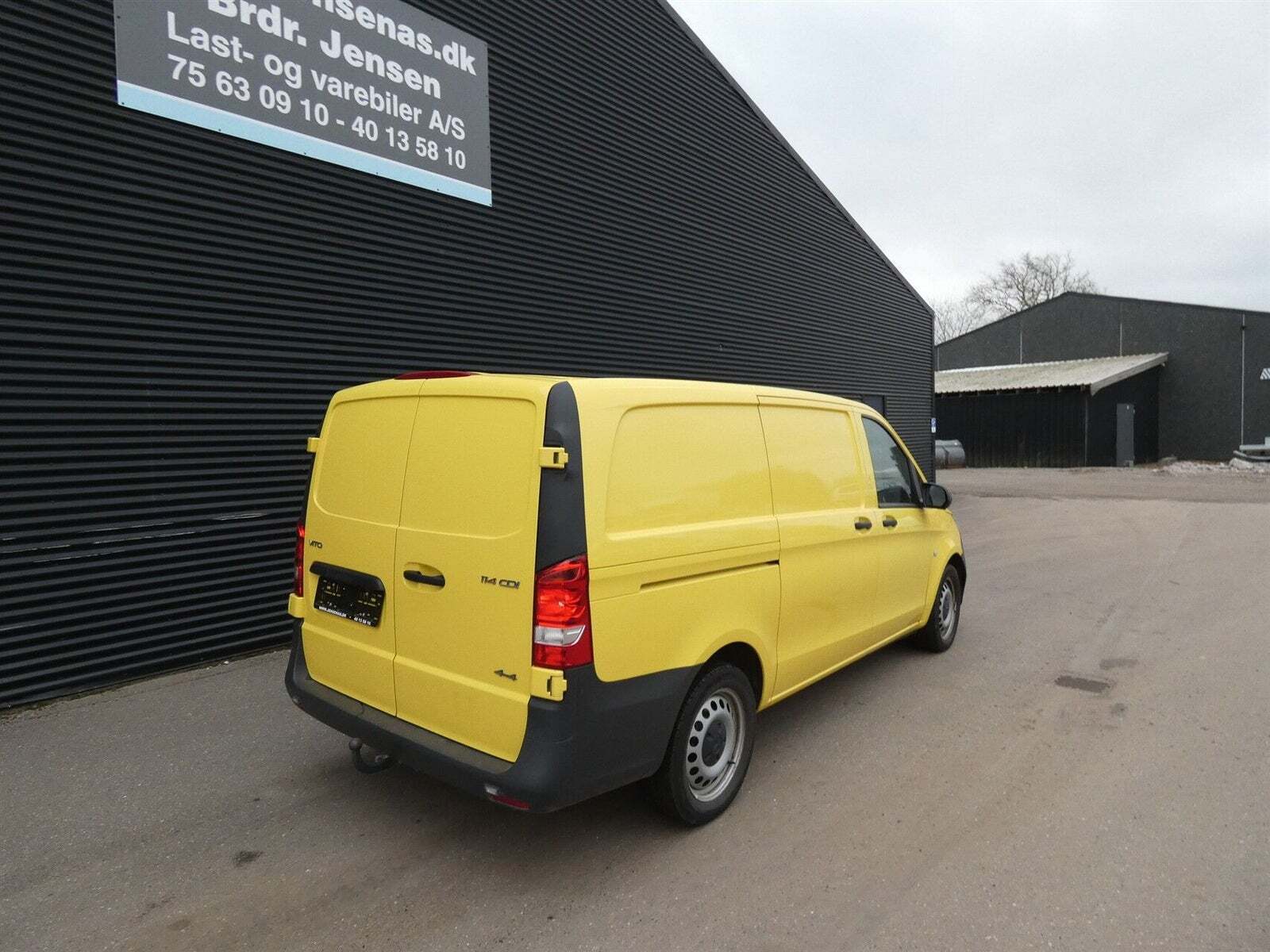 Gul Mercedes Vito 114 fra 2023