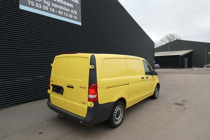 Gul Mercedes Vito 114 fra 2023