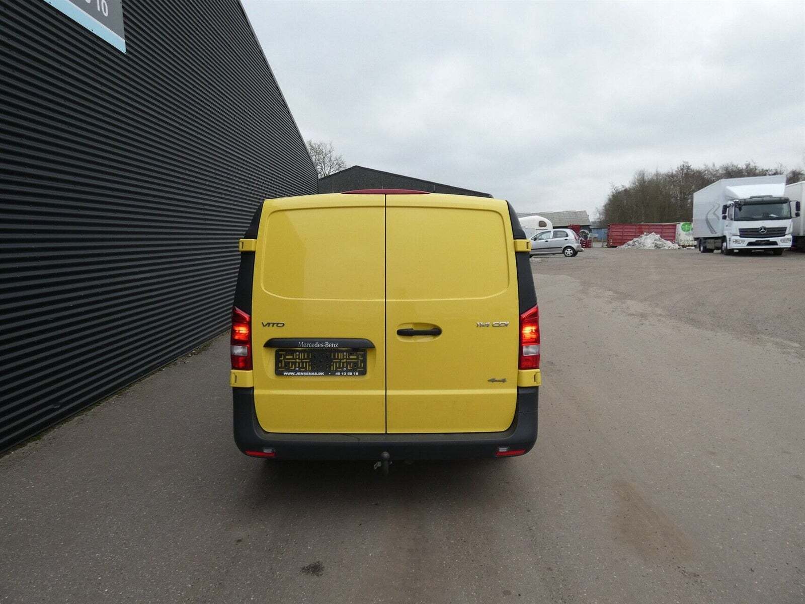 Gul Mercedes Vito 114 fra 2023