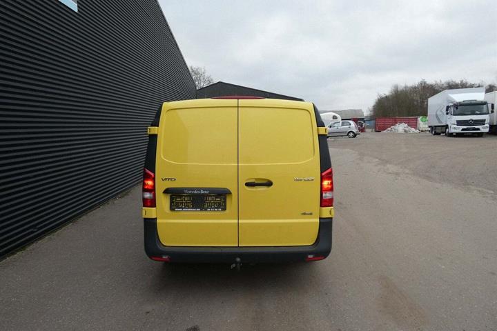 Gul Mercedes Vito 114 fra 2023