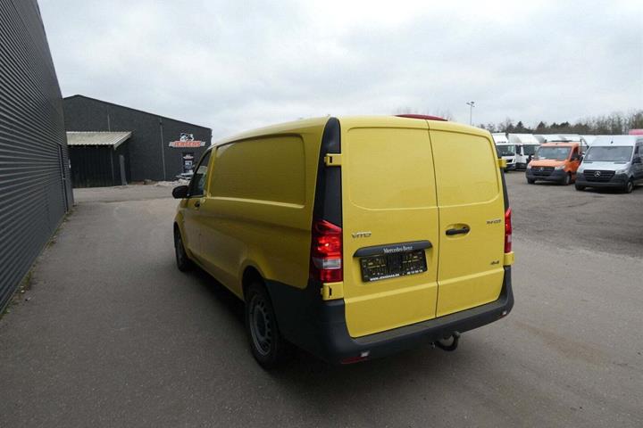 Gul Mercedes Vito 114 fra 2023