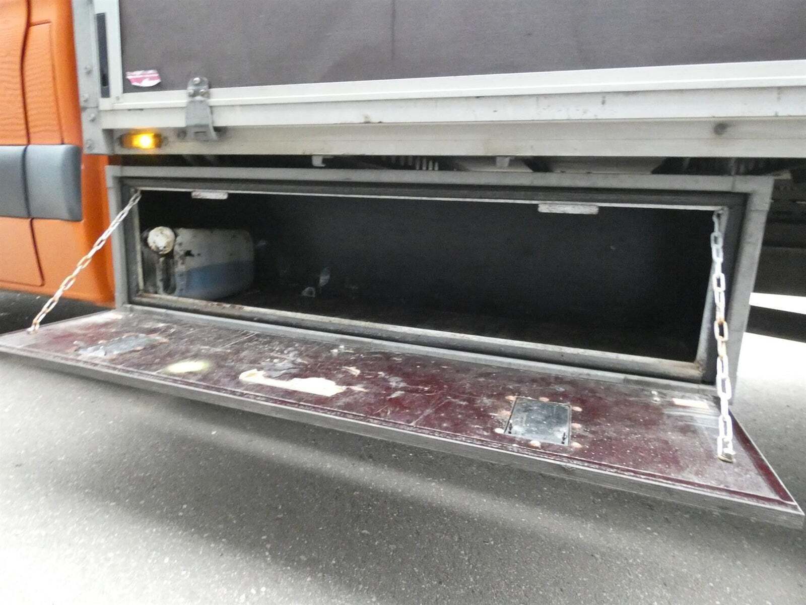 Orange Mercedes Sprinter 319 fra 2021