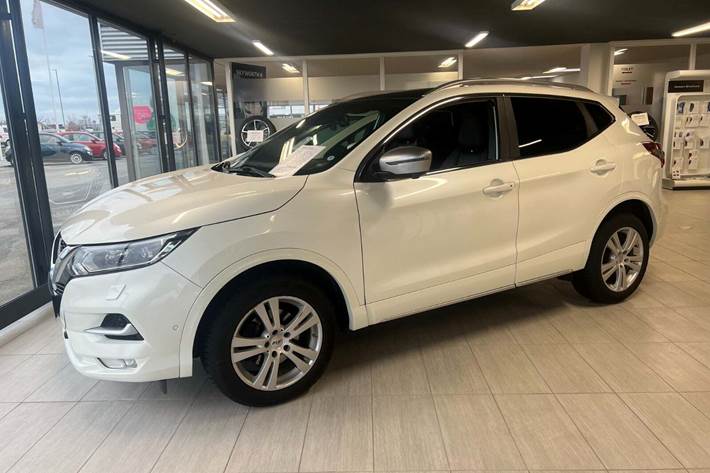 Hvid Nissan Qashqai fra 2020 set udefra