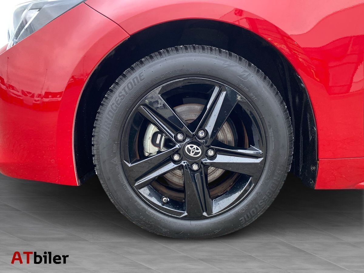 Rød Toyota Corolla fra 2023