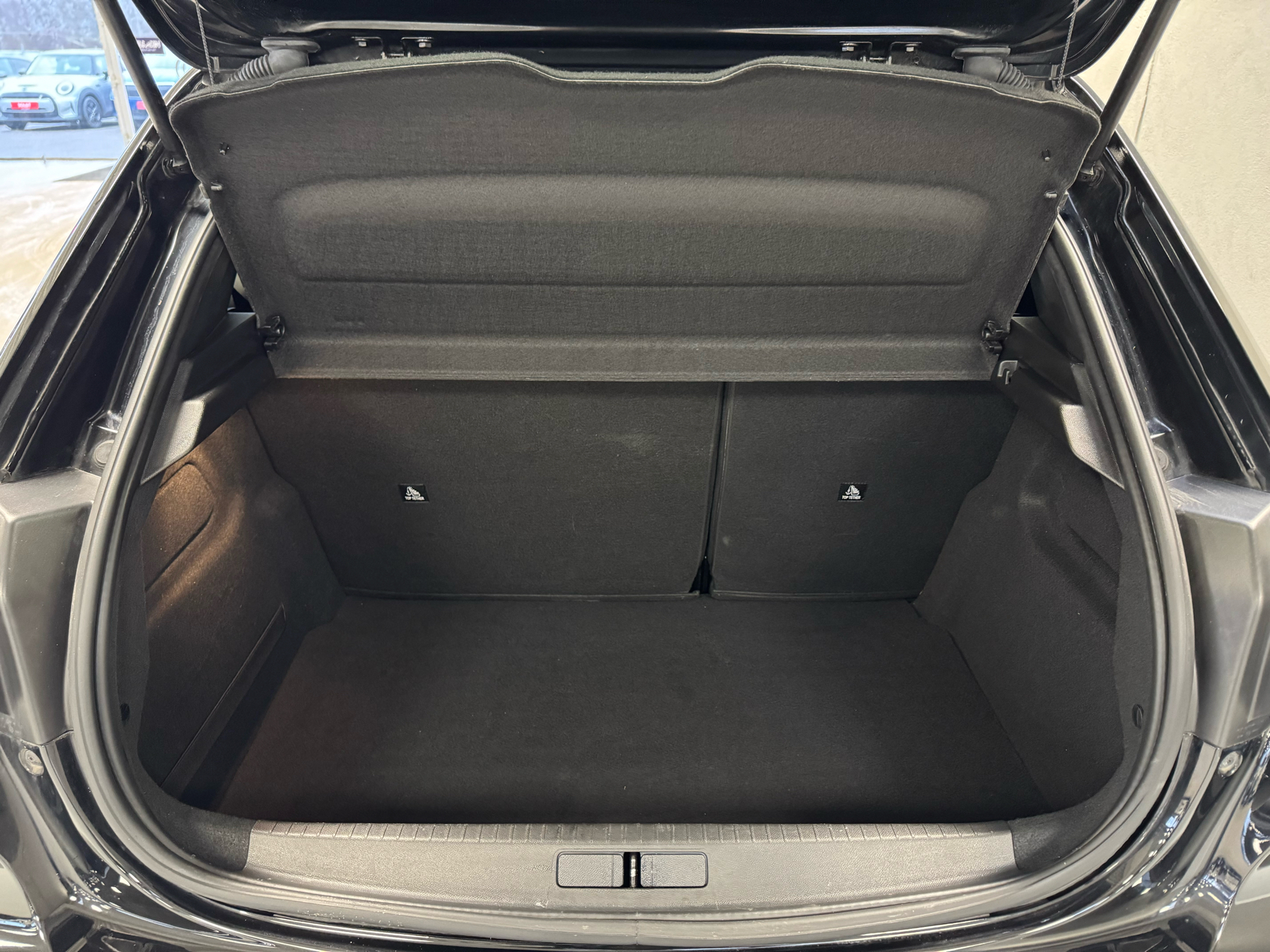 Sort Peugeot 208 fra 2023