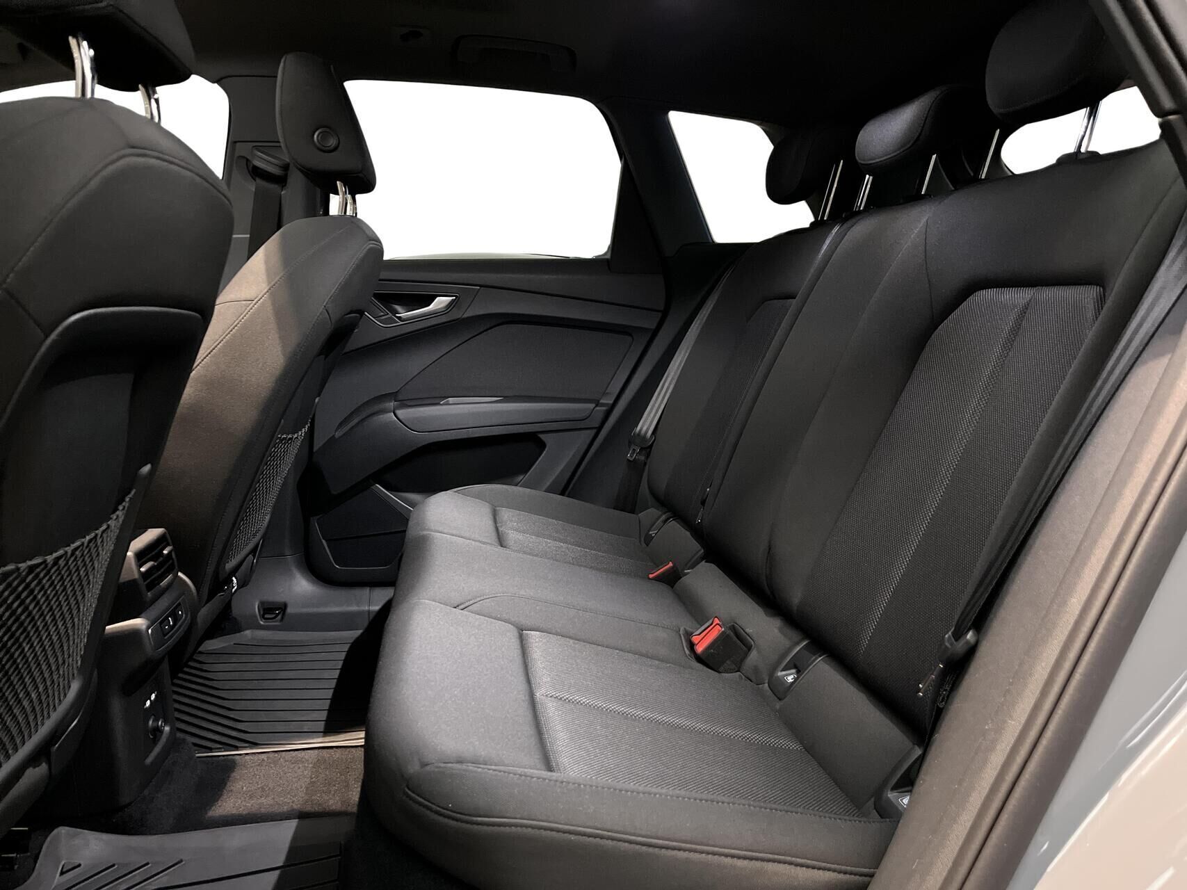 Grå Audi Q4 fra 2021