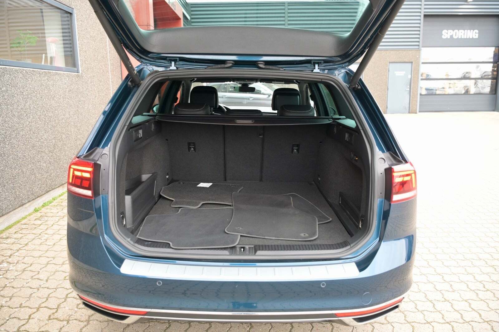 Blå VW Passat fra 2022