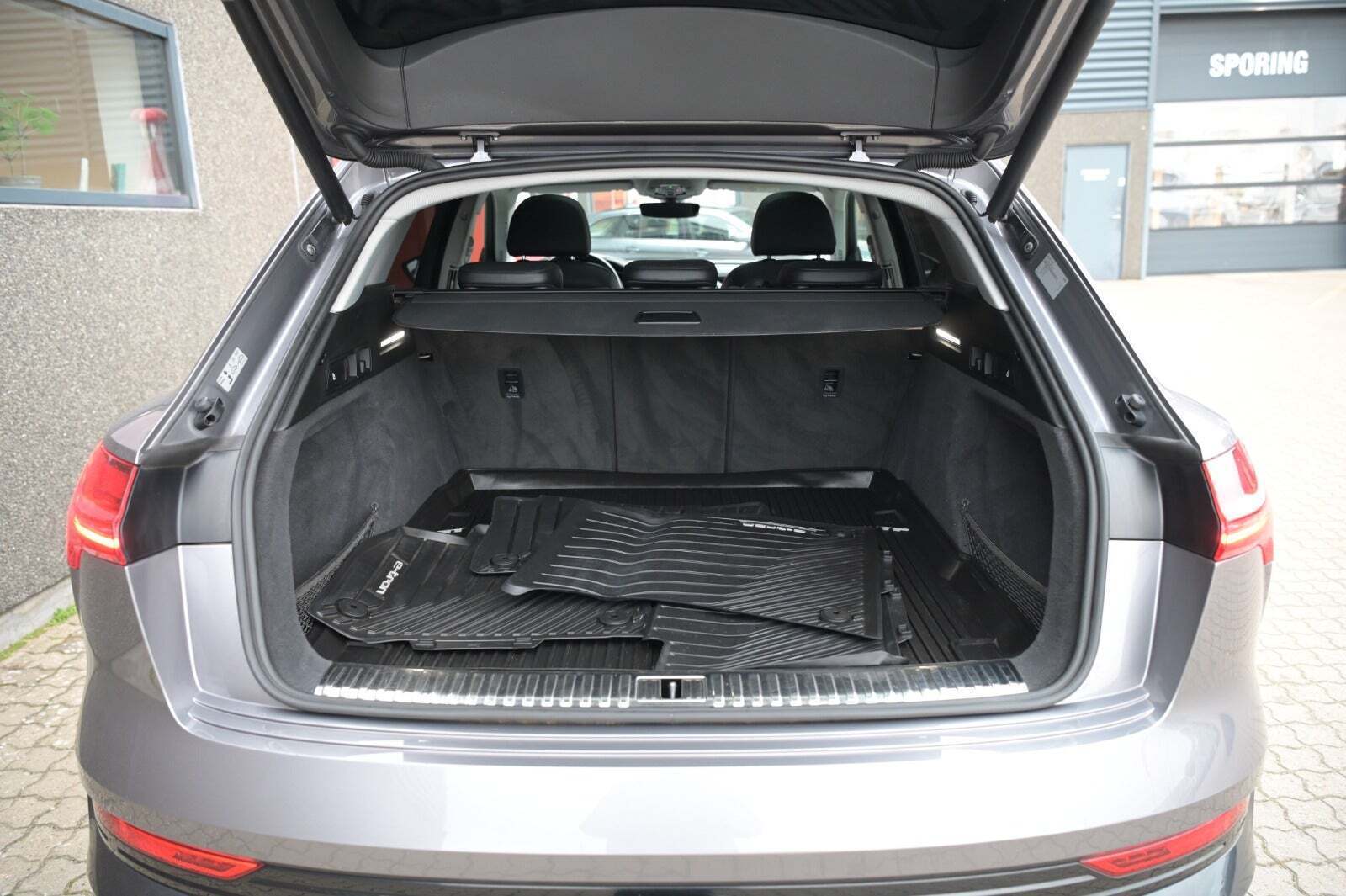 Grå Audi e-tron fra 2020