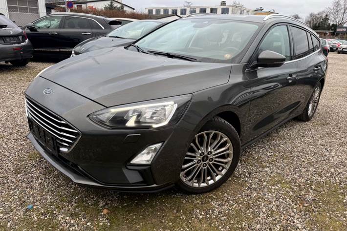 Sort Ford Focus fra 2020 set udefra