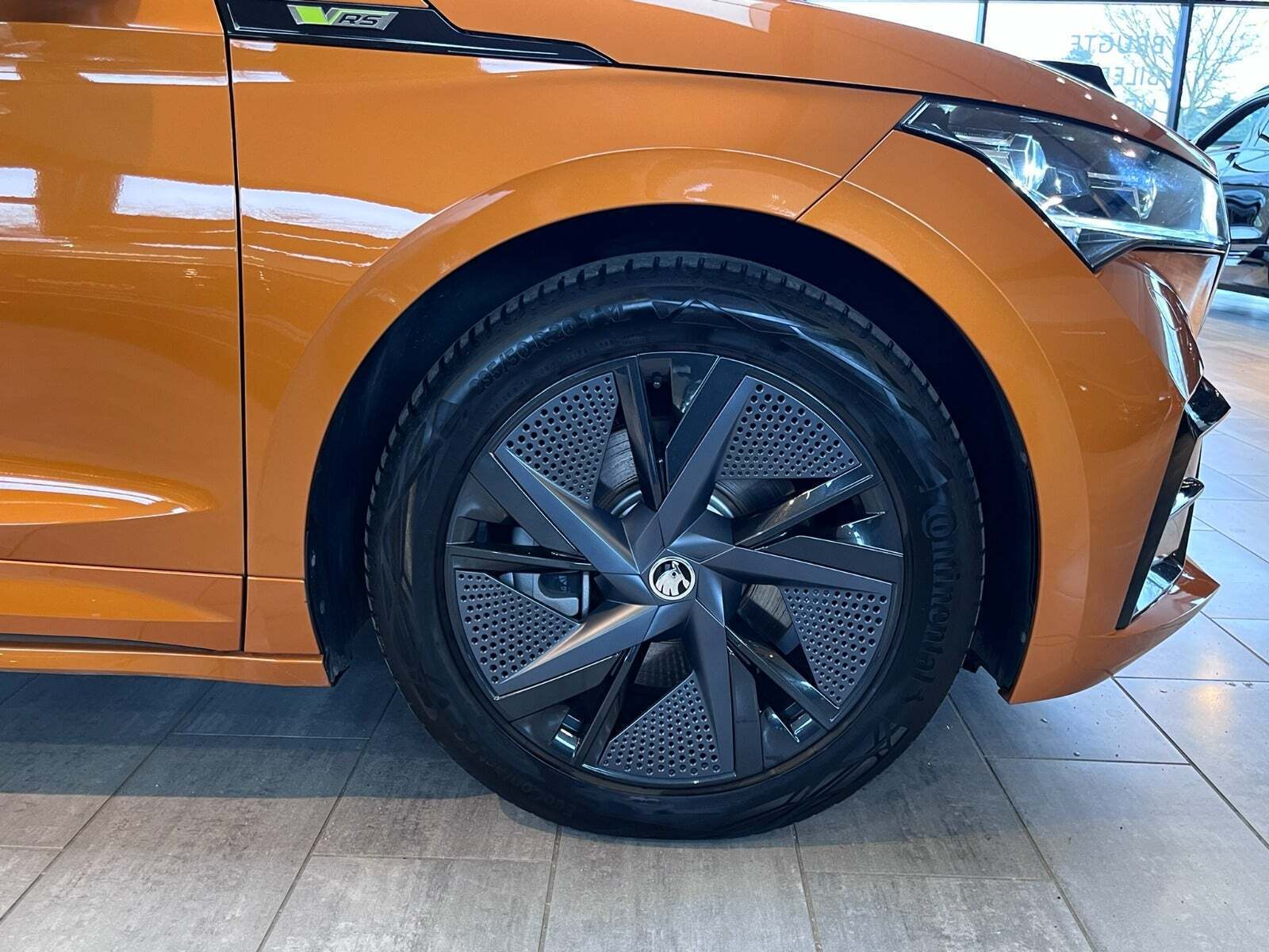 Orange Skoda Enyaq fra 2023