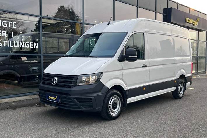 Hvid VW Crafter 35 fra 2024 set udefra