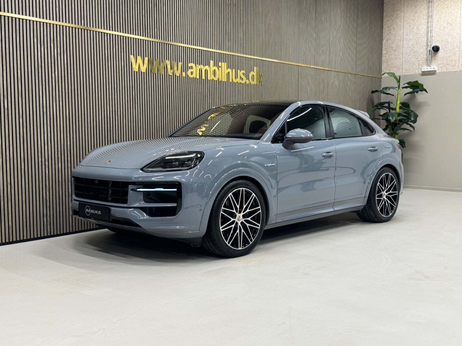 Grå Porsche Cayenne fra 2025