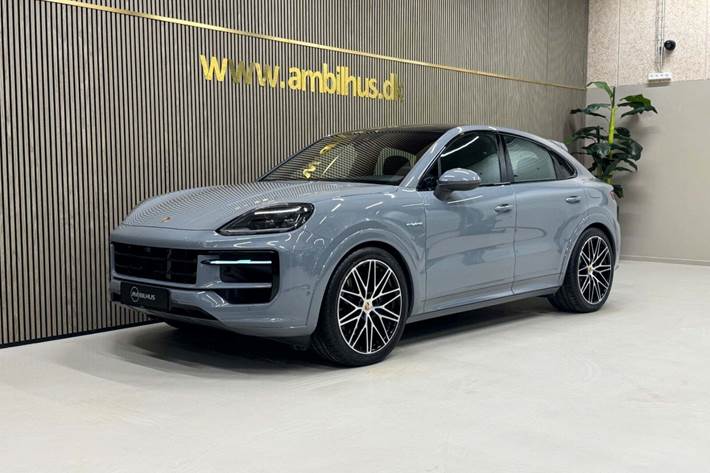 Grå Porsche Cayenne fra 2025 set udefra