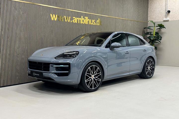Grå Porsche Cayenne fra 2026 set udefra