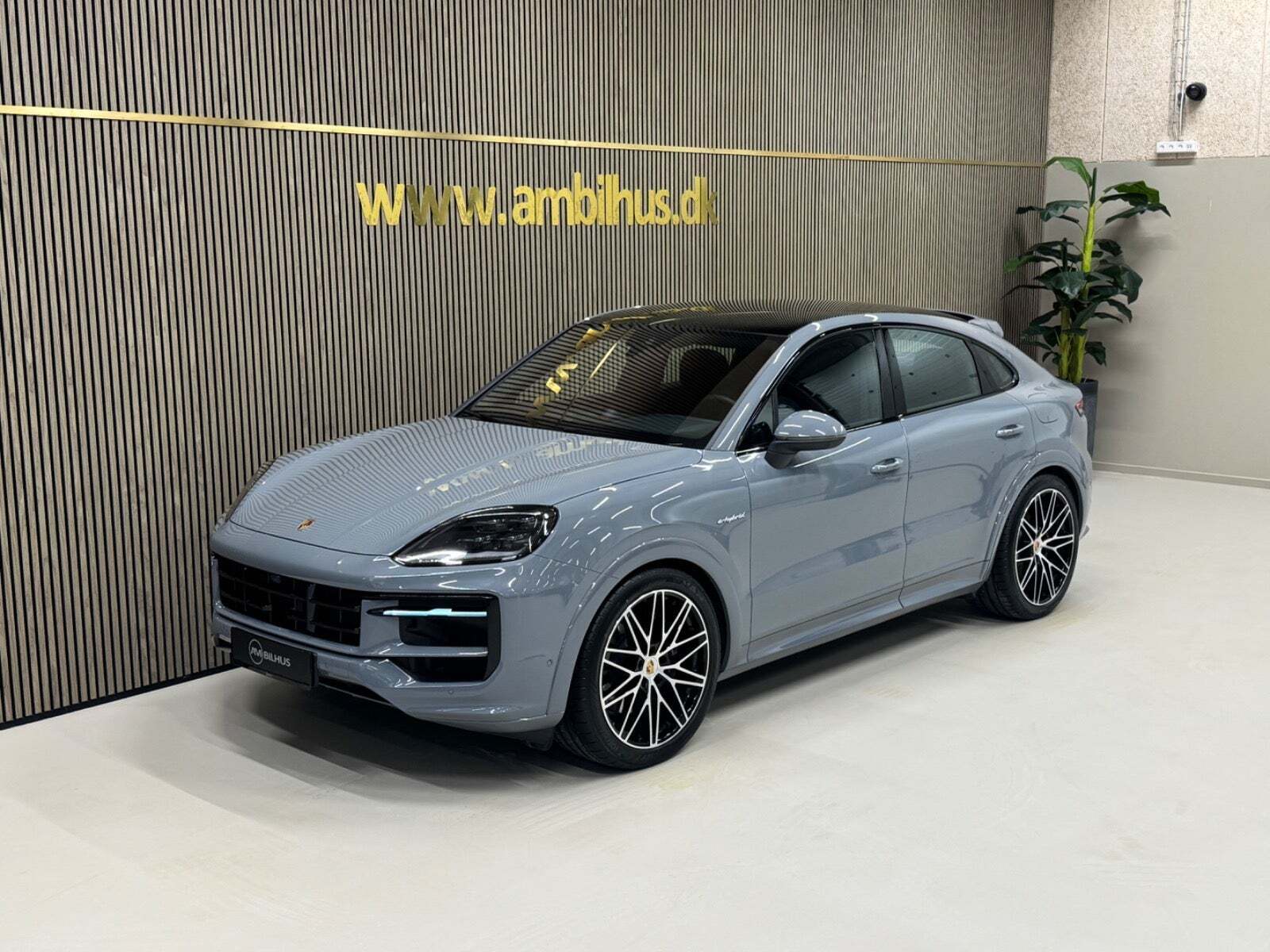 Grå Porsche Cayenne fra 2026 set udefra