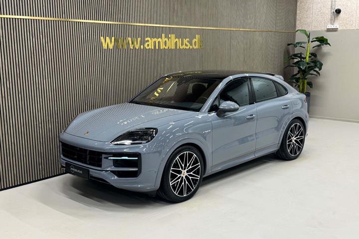 Grå Porsche Cayenne fra 2026 set udefra