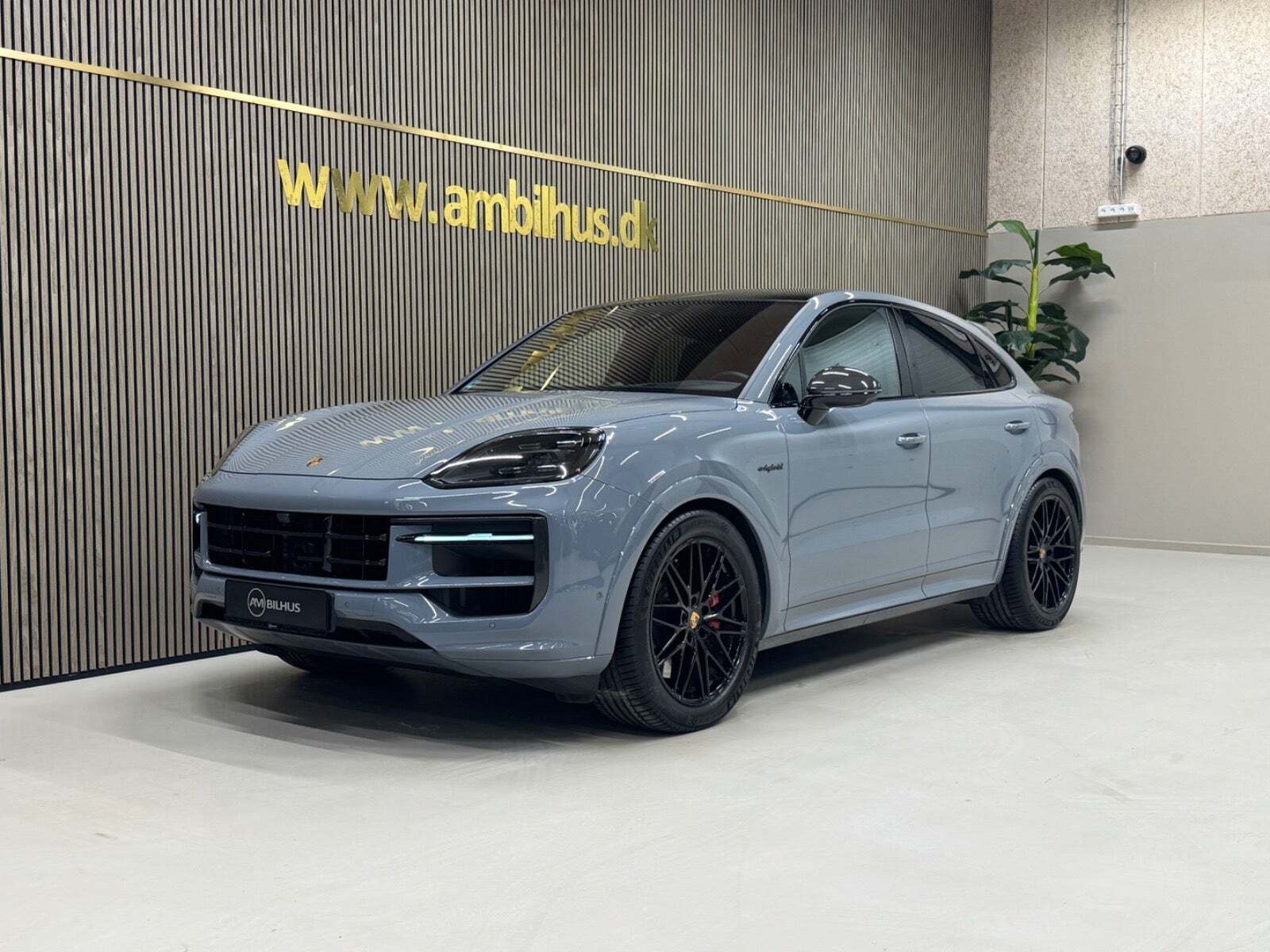 Grå Porsche Cayenne S fra 2024