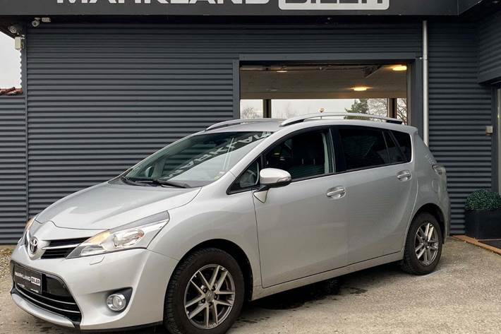 Sølv Toyota Verso fra 2015 set udefra