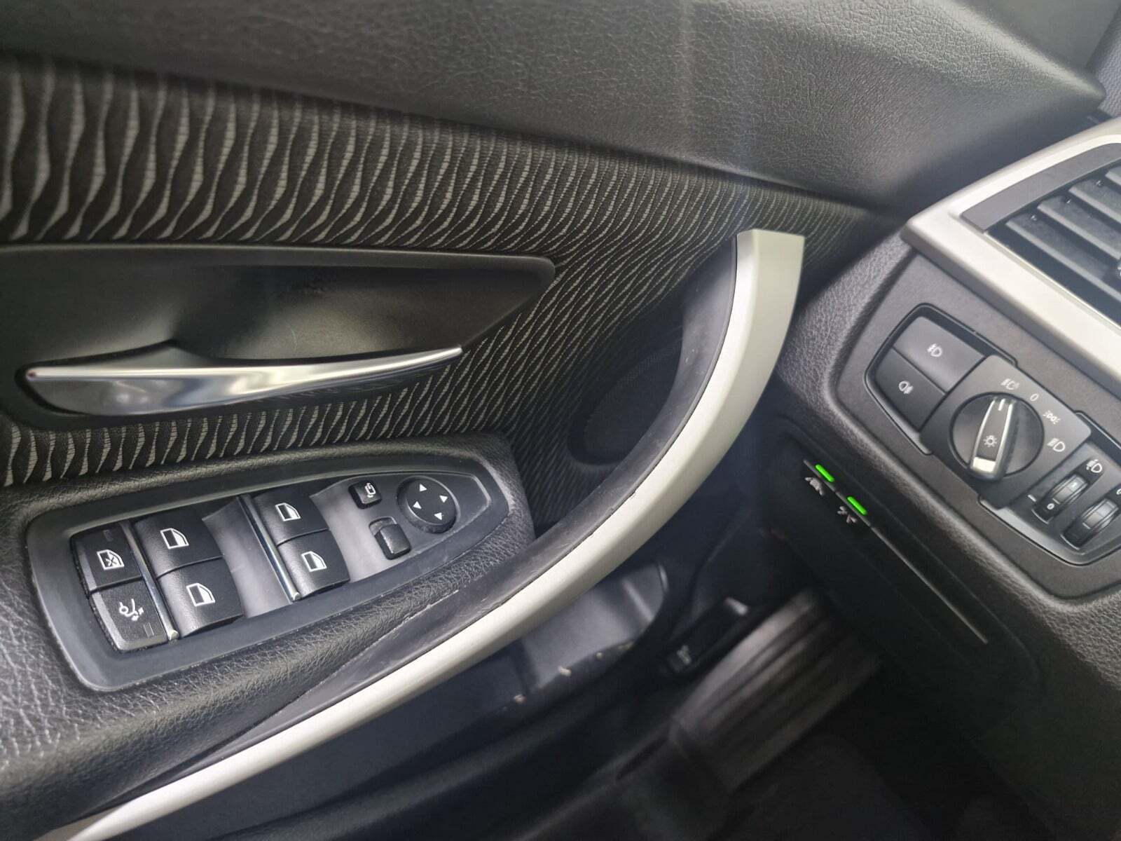 Grå BMW 320i fra 2018