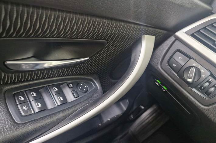 Grå BMW 320i fra 2018