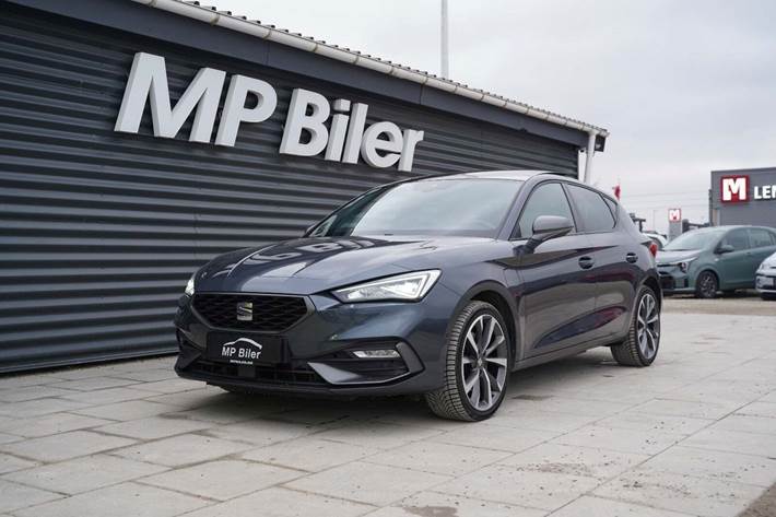 Grå Seat Leon fra 2021 set udefra