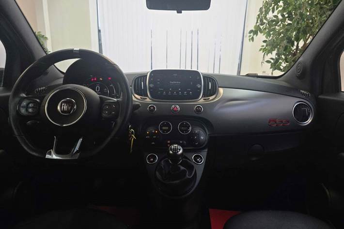 Grå Fiat 500 fra 2021