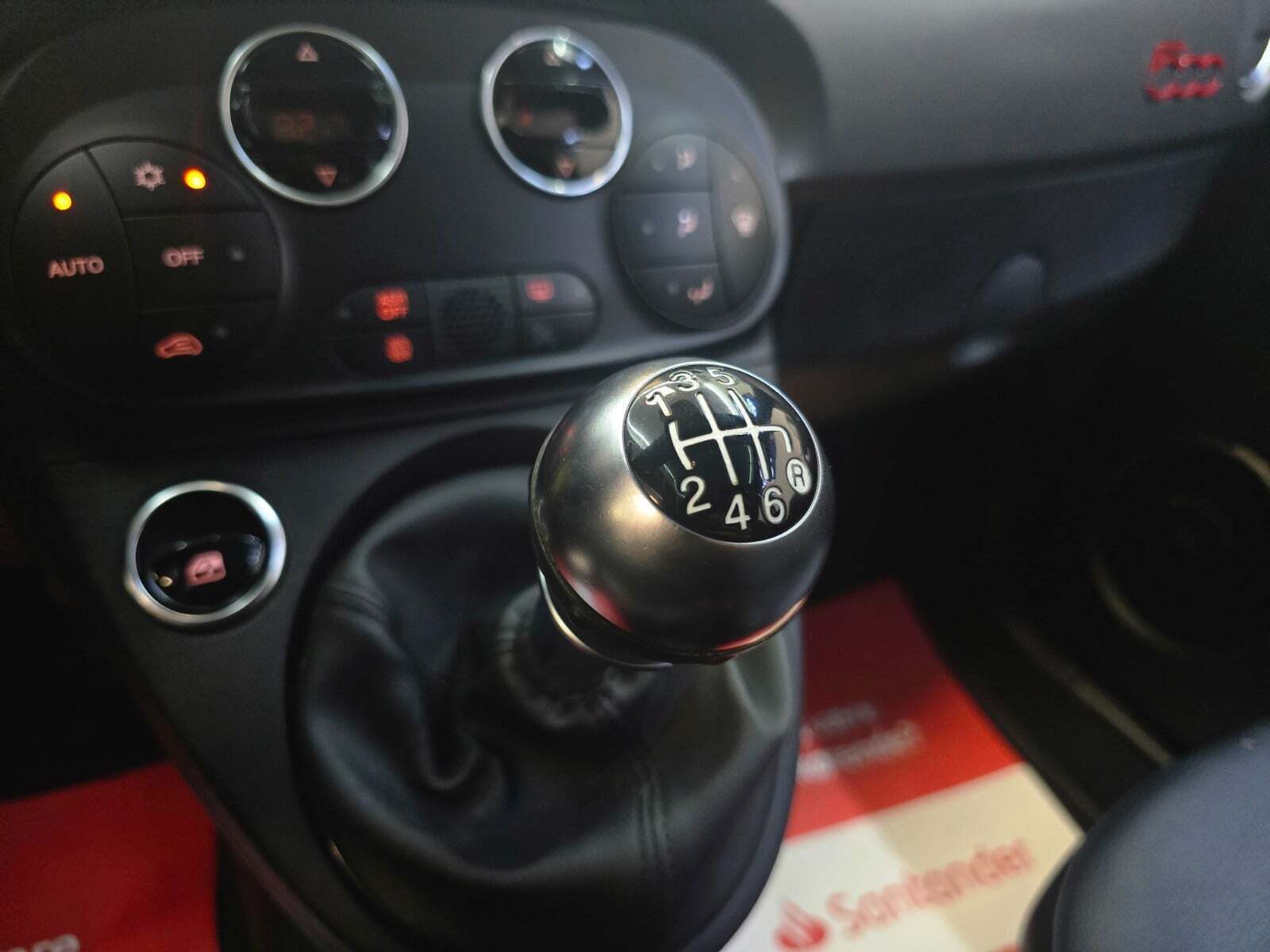 Grå Fiat 500 fra 2021 set indefra