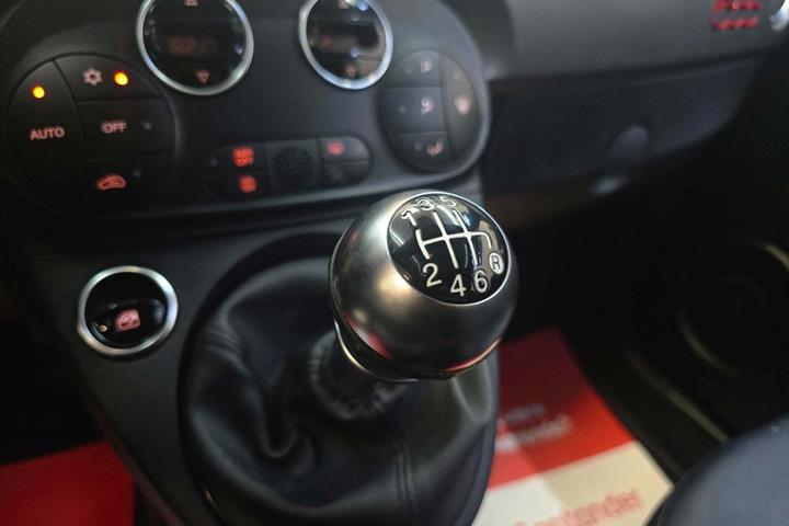 Grå Fiat 500 fra 2021 set indefra