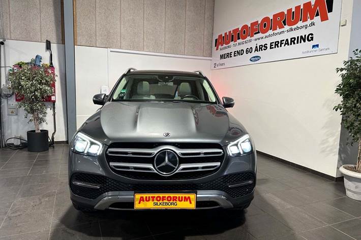 Grå Mercedes GLE400 d fra 2021 set udefra