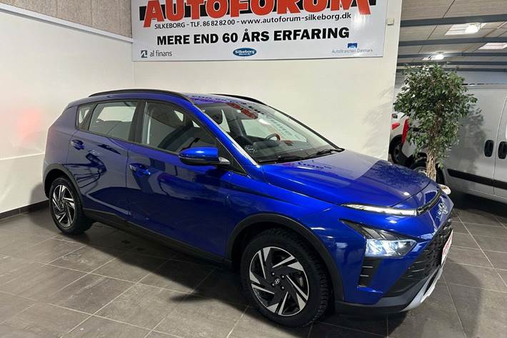 Blå Hyundai Bayon fra 2022 set udefra