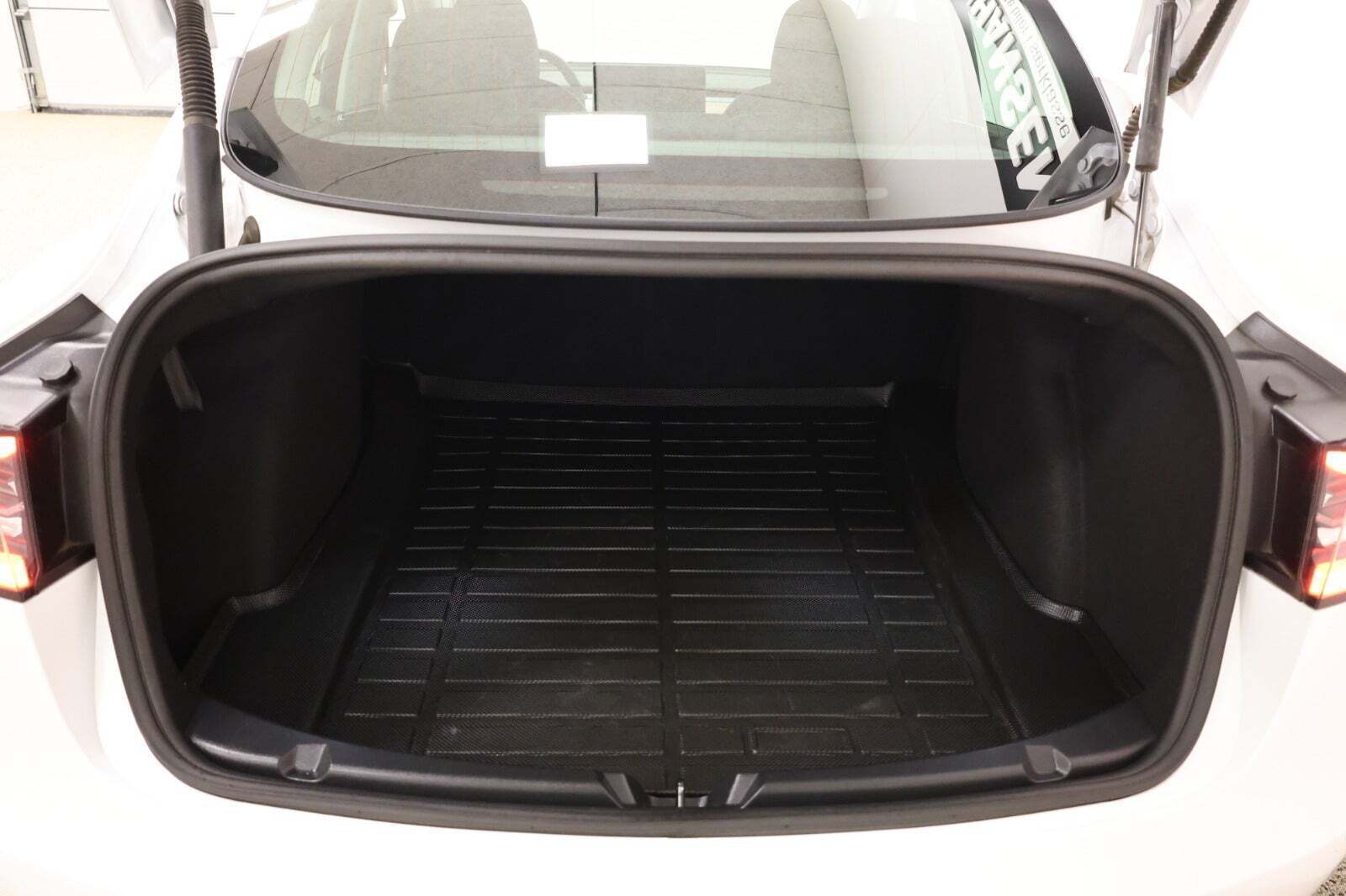 Hvid Tesla Model 3 fra 2022