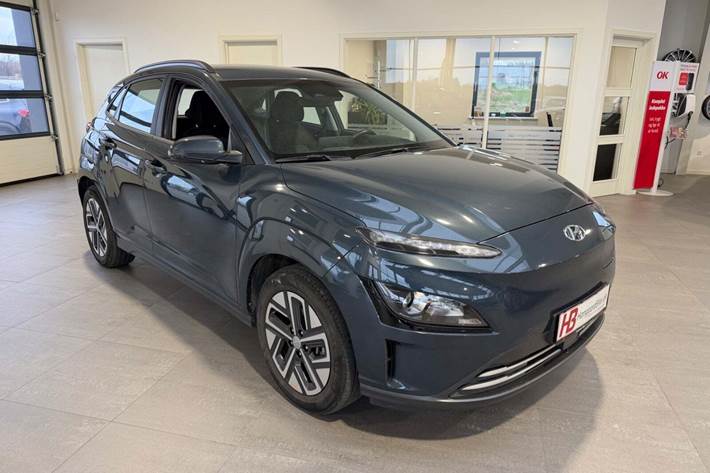 Grå Hyundai Kona fra 2022 set udefra