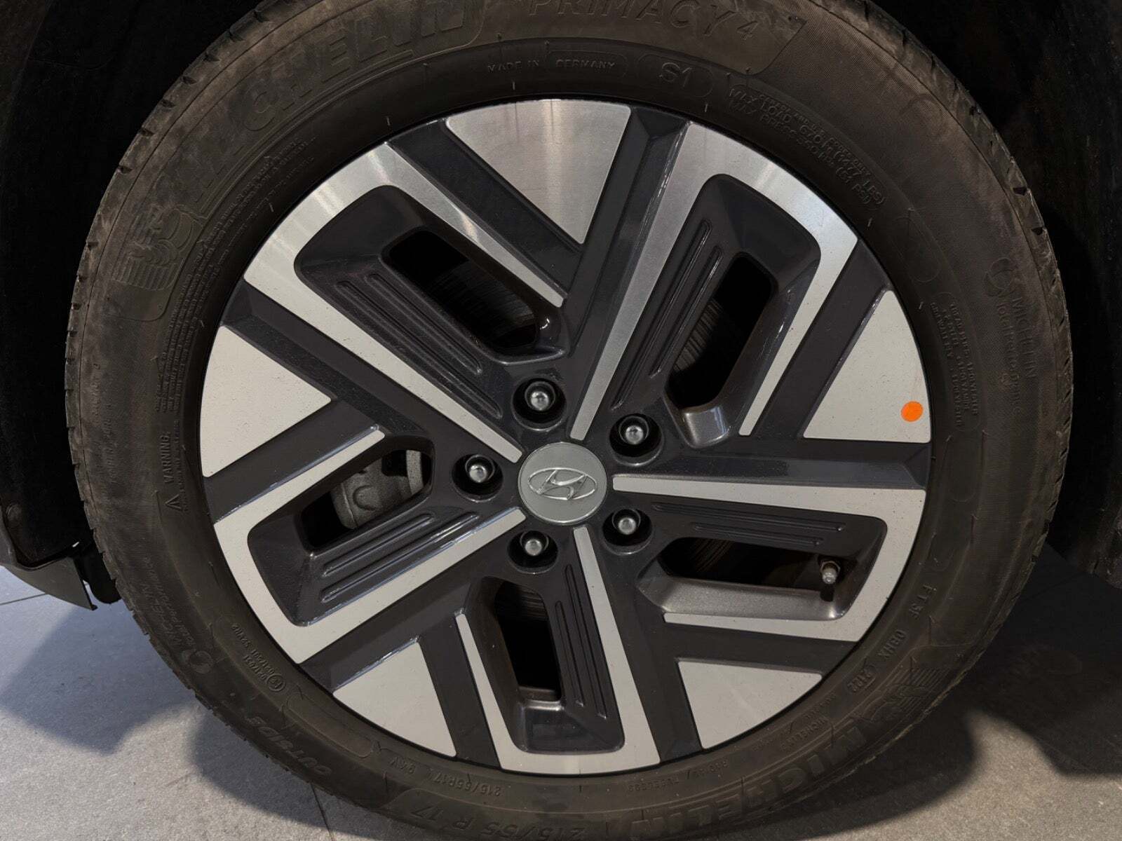 Grå Hyundai Kona fra 2022