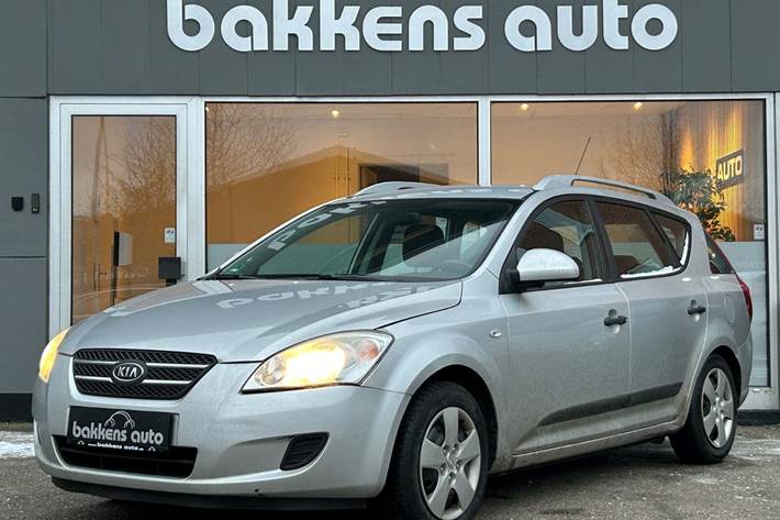 Sølv Kia Ceed fra 2009 set udefra