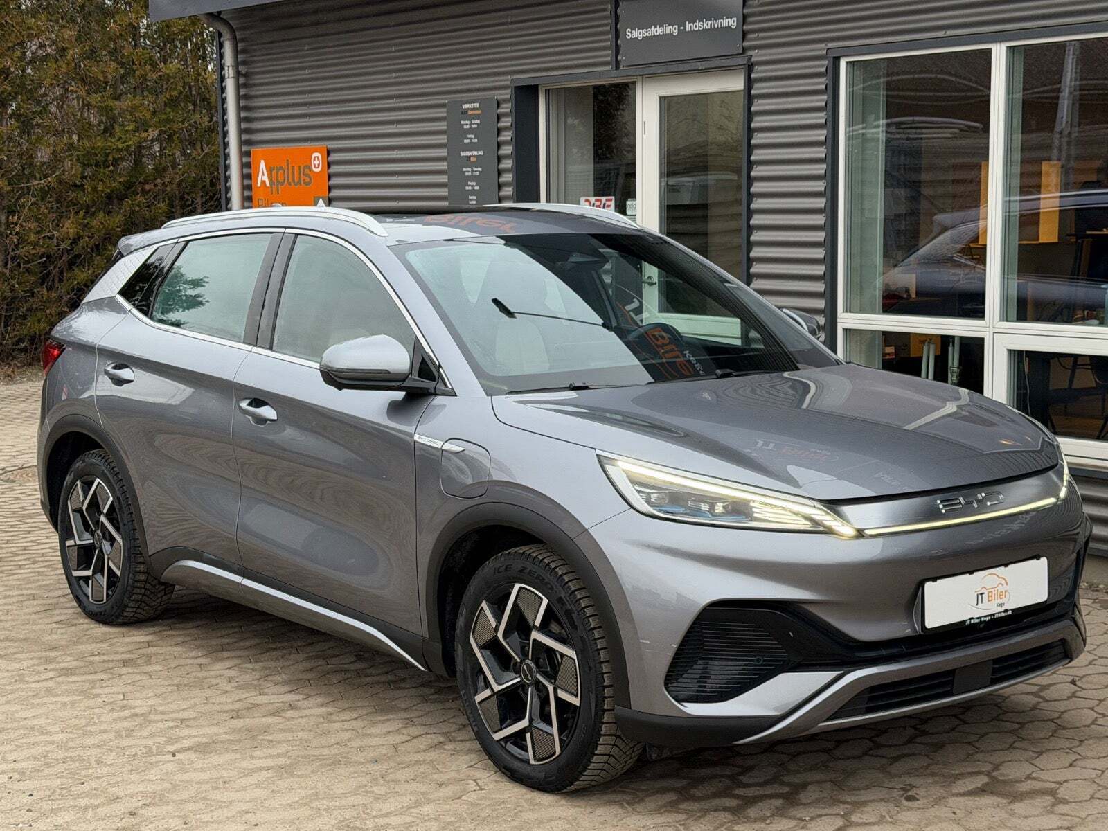 Grå BYD Atto 3 fra 2022 set udefra