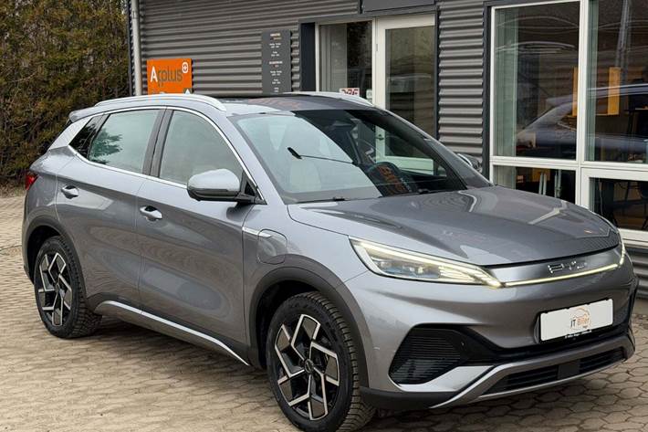Grå BYD Atto 3 fra 2022 set udefra