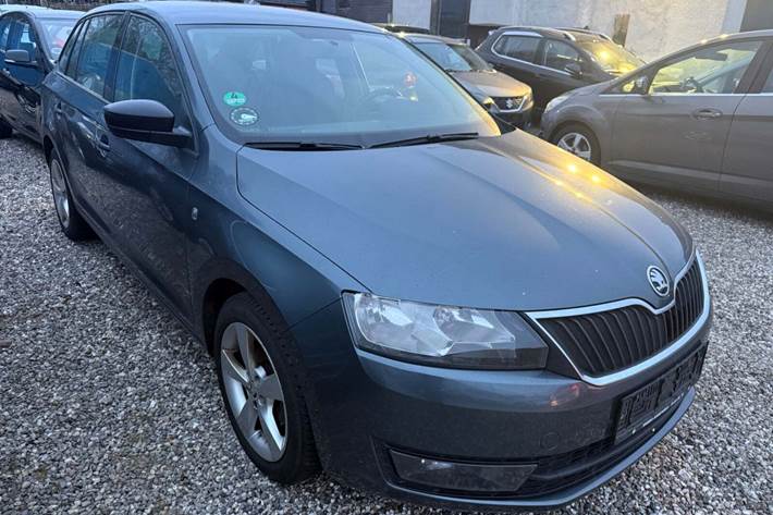 Grå Skoda Rapid fra 2015