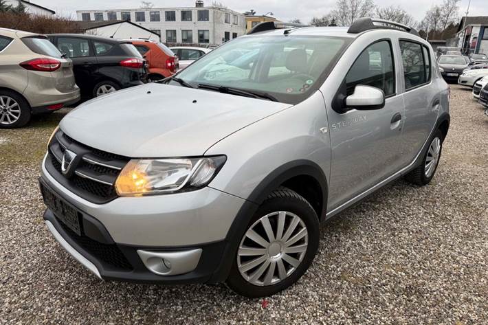 Sølv Dacia Sandero Stepway fra 2015 set udefra