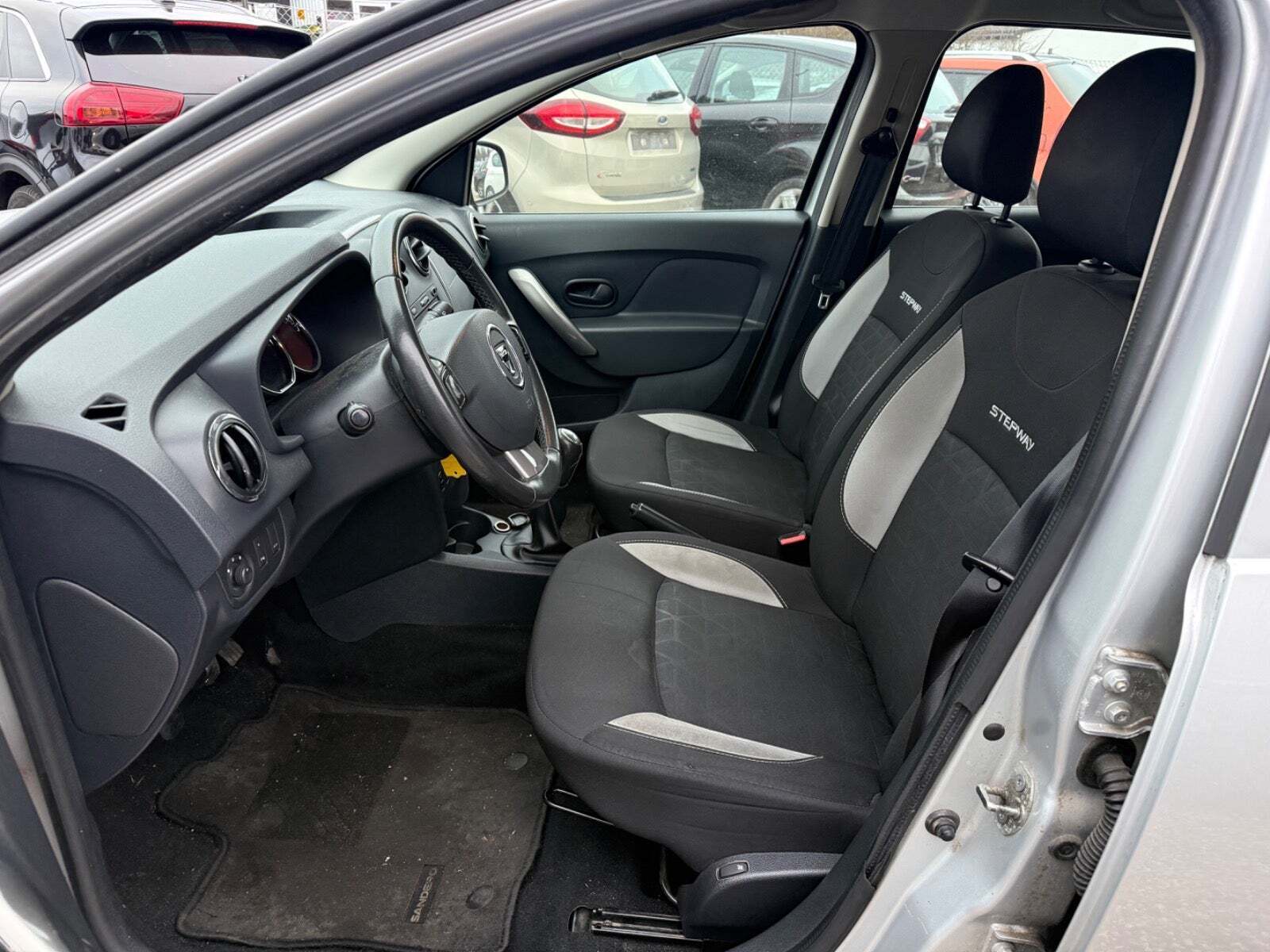 Sølv Dacia Sandero Stepway fra 2015