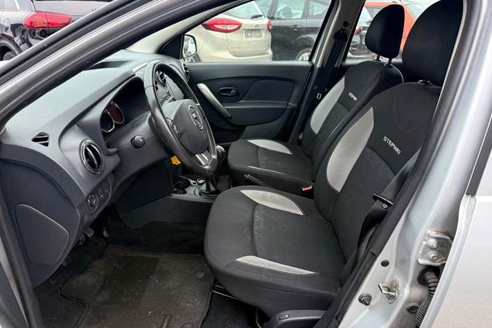 Sølv Dacia Sandero Stepway fra 2015