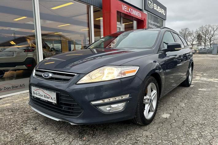 Grå Ford Mondeo fra 2012 set udefra