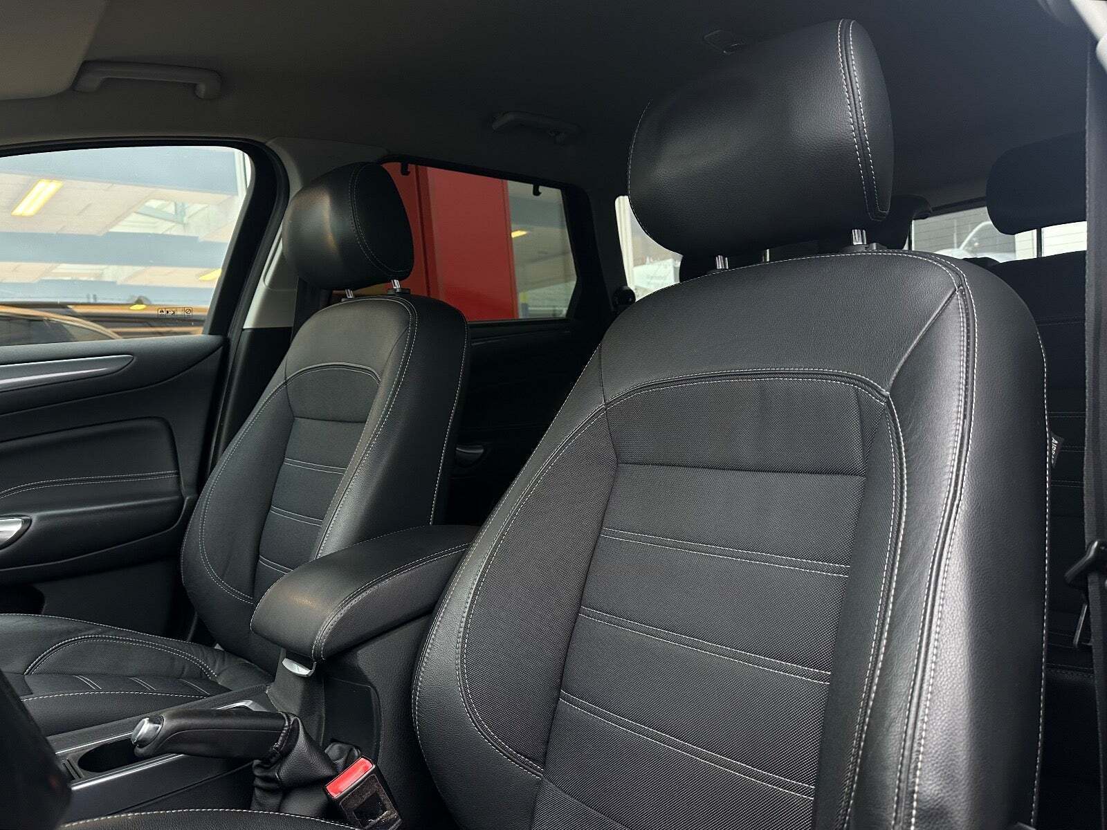 Grå Ford Mondeo fra 2012