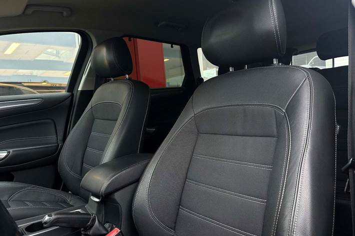 Grå Ford Mondeo fra 2012