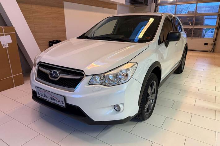Hvid Subaru XV fra 2015 set udefra