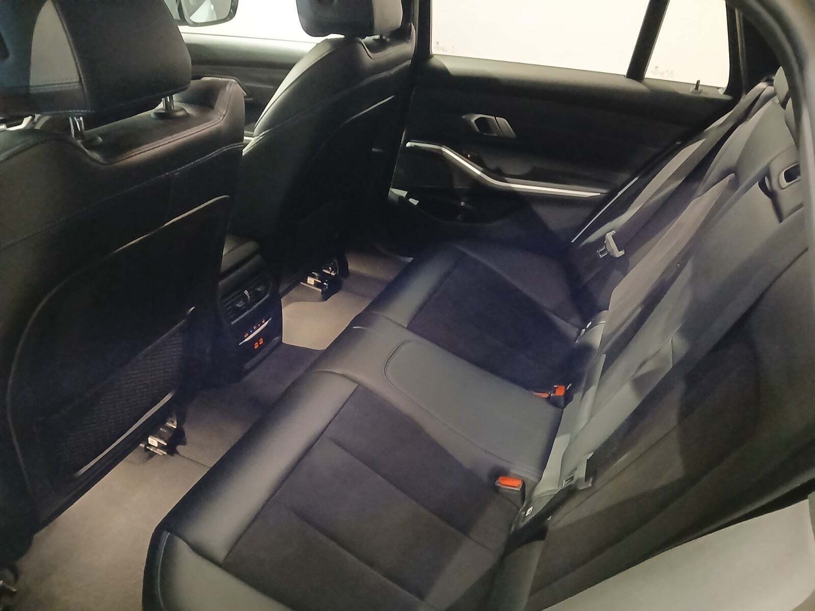 Grå BMW 330e fra 2023