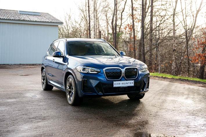 Blå BMW iX3 fra 2024 set udefra