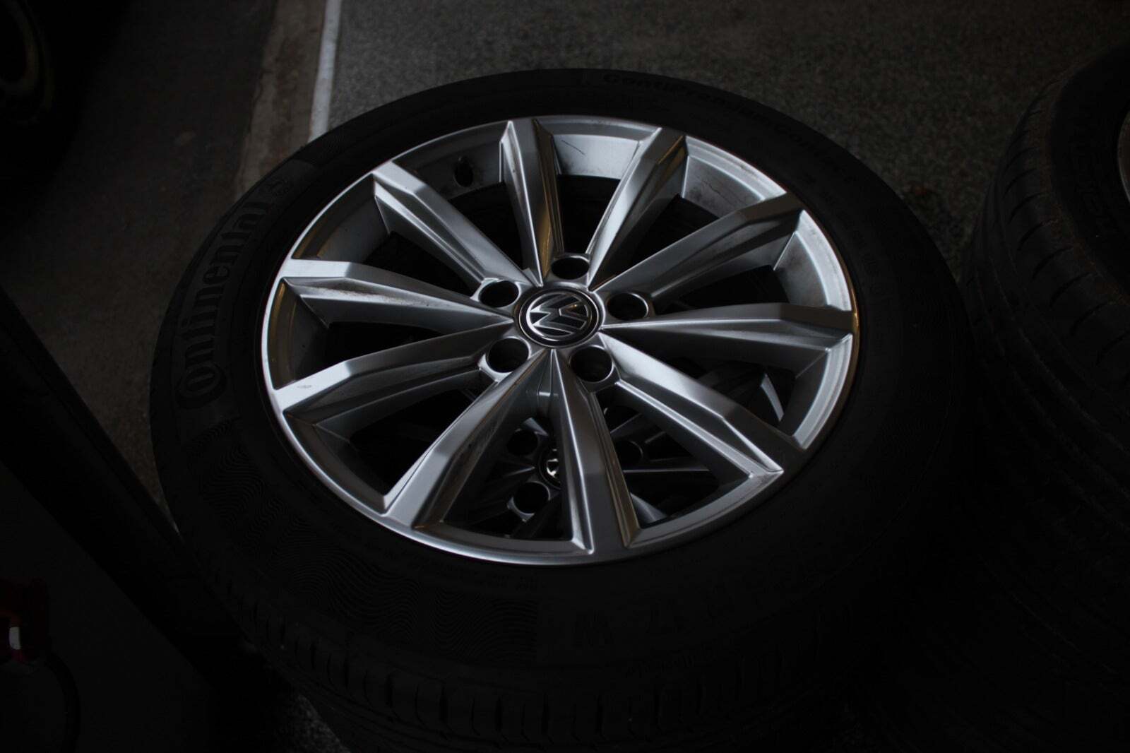 Blå VW Passat fra 2019